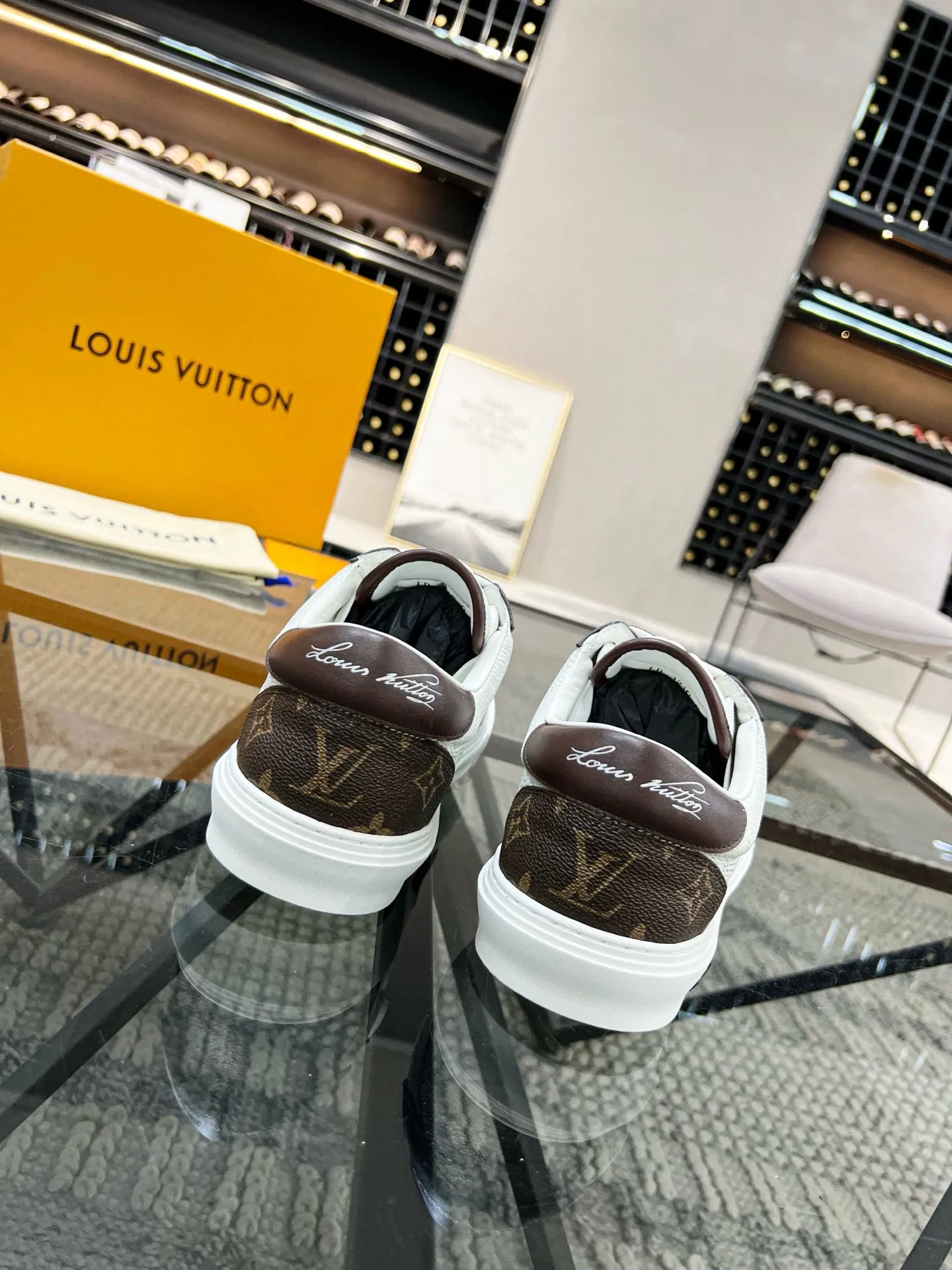 Factory price: 438💰LV top purchasing agent 🇮🇹 Lu Street Male God’s popular casual sneakers counter synchronized, uppers imported from Italy cowhide fabrics, colorful and complex handicrafts, imported water-dyed cowhide lining cowhide foot pads Soles: original soles specially provided by the factory, TPU exclusive movable molded soles super comfortable, original factory single goods, 🔍🔍high quality, you can enter and exit the counter at will, welcome to compare, code number 38-44 (45 can be ordered)
